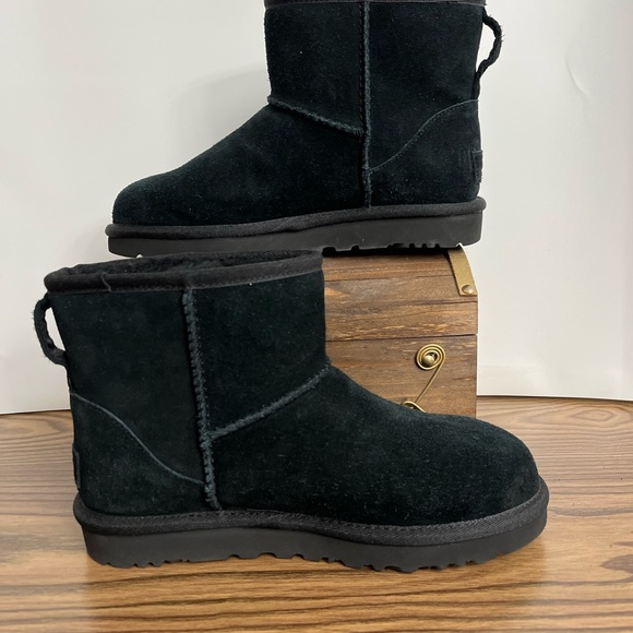 Ugg Mini Classic Logo Boot Black Suede Women’s Size 5 Comfy Boots - Picture 4 of 13